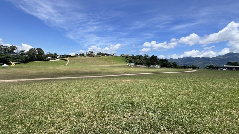 因應光復節連假遊客湧入台東，公路局鼓勵搭乘公共運輸，推出鐵公路無縫轉乘，方便遊客前往台東各大景點和台東市區。圖為鹿野高台大草原