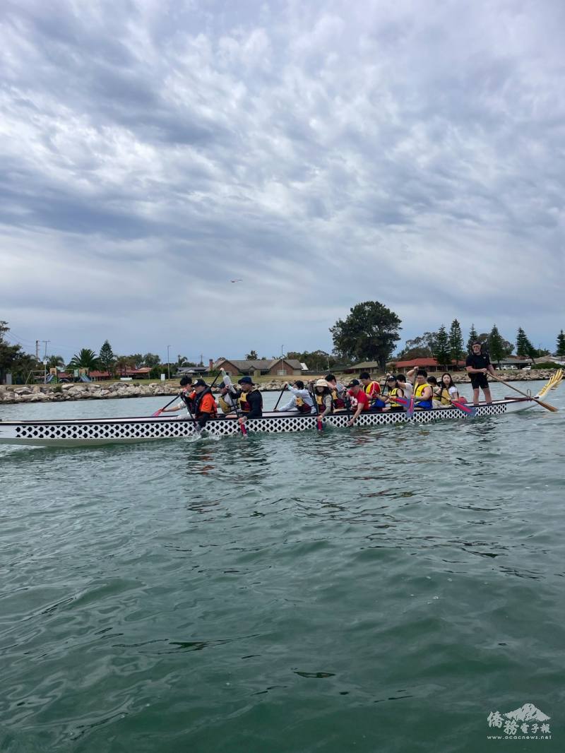 在優美的Torrens River體驗划龍舟