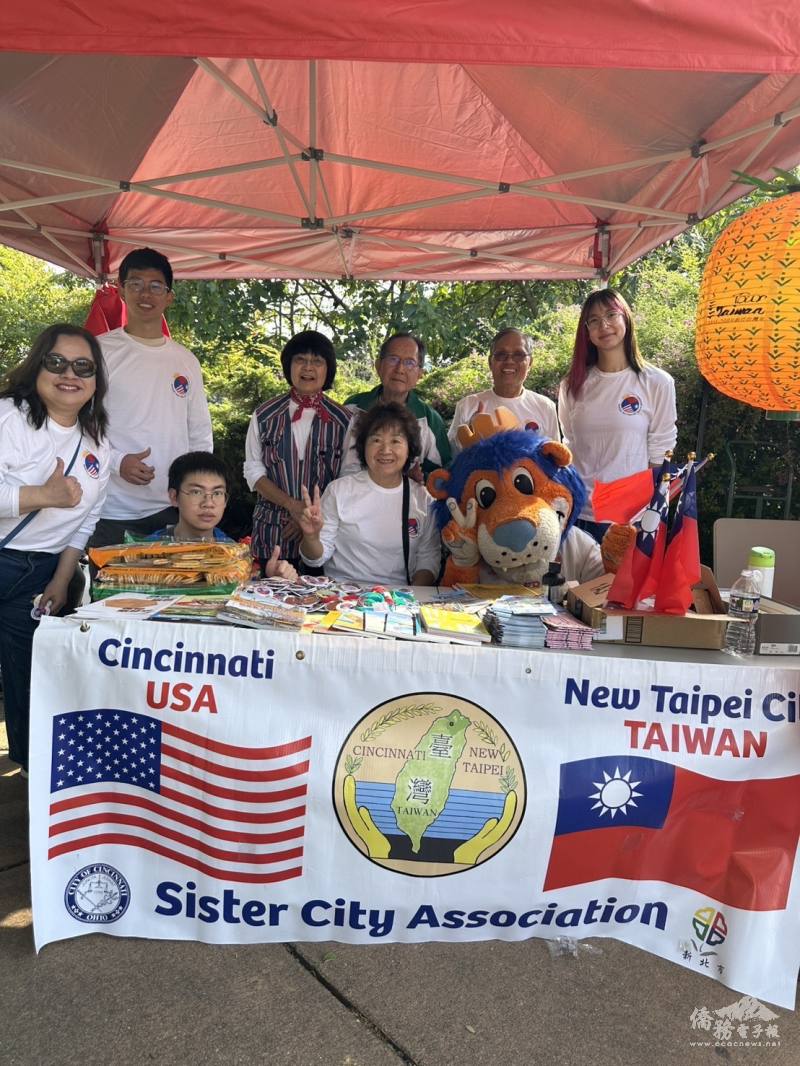 辛城新北市姐妹市委員會設置攤位提供臺灣文化紀念品