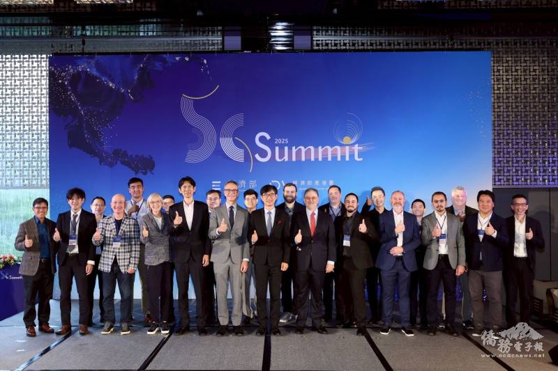 經濟部產業發展署邱求慧署長(前排中)於2025 5G Summit與來自美、英、德、日、星、越南、蒙古與印尼等八國、共 16家國際電信商、系統整合商、軟體供應商與驗證機構同台合影