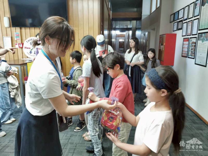 紐西蘭臺灣華夏協會理事長林涵婷發給每位考生精緻點心盒