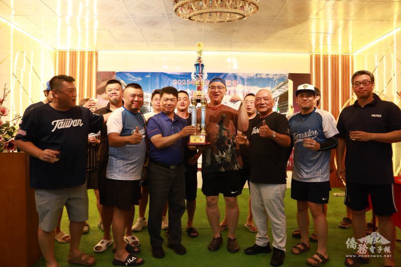 駐胡志明市辦事處處長韓國耀頒獎今年冠軍隊伍「胡志明龍捲風隊」