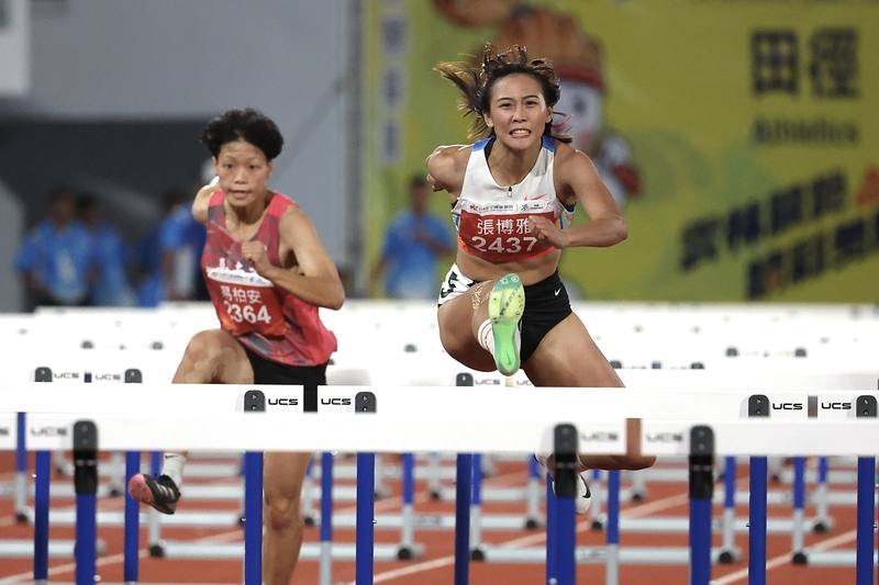 114年全國運動會20日持續在雲林展開，20日晚間進行女子組田徑100公尺跨欄決賽，「跨欄甜心」張博雅（右）以12秒94的成績順利奪金