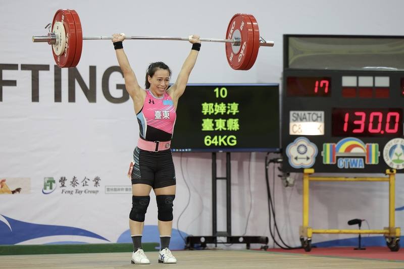 台灣「舉重女神」郭婞淳（圖）20日在114年全國運動會女子64公斤級，以抓舉98公斤、挺舉130公斤，總和228公斤輕鬆摘金，其中挺舉、總和雙破大會紀錄