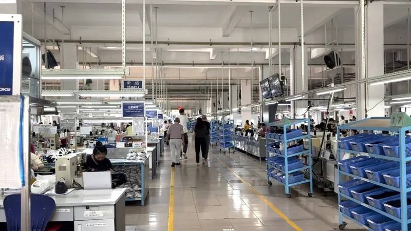 越南5年內GDP全球排名躍升8位，政府也將明年GDP設定兩位數增長。但越南如今卡在「中等收入陷阱」，現代化與經濟結構調整勢在必行。圖為台商在北越的製鞋廠，引進自動化設備，提升產能