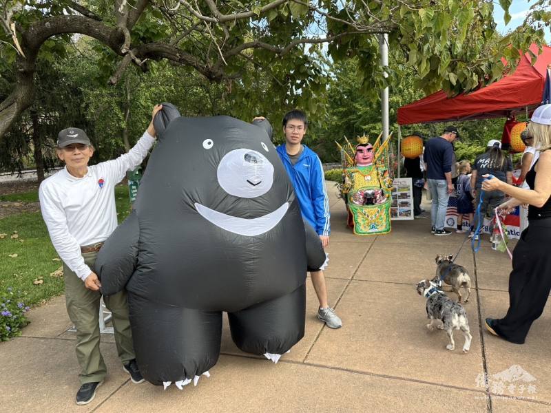 留學生穿著臺灣黑熊的玩偶裝遊走會場中成為亮點