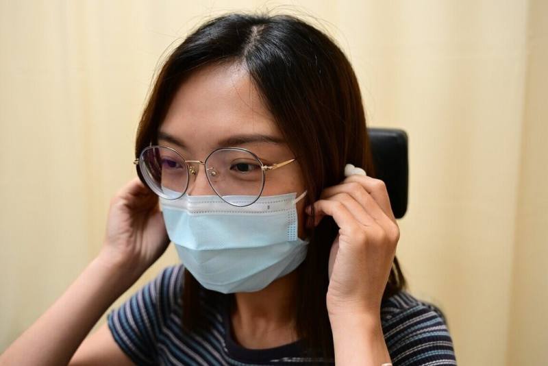 不少人習慣戴降噪耳機，一戴就是好幾個小時，醫師提醒，若出現「耳鳴持續超過3天」、「頭暈合併走路不穩」、「突然聽不清楚別人說話」，就應立即就醫。（亞大醫院提供）