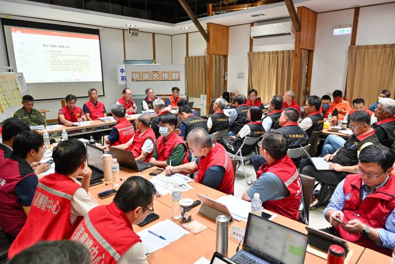 中央災害應變中心前進協調所20日下午召開「轉型馬太鞍溪堰塞湖災後復原重建中央協調會報提醒縣府事項說明會」