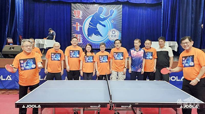 在所有出席開幕式的貴賓見證之下，楊登仕（左1）與黃仲廷（右1）主持開球儀式