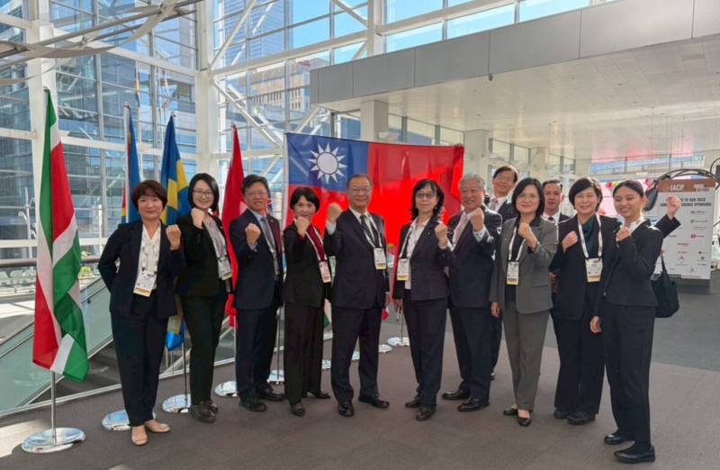 警政署副署長廖訓誠（左5）率團出席在丹佛舉辦的國際警察首長協會（IACP）年會。（警政署提供）