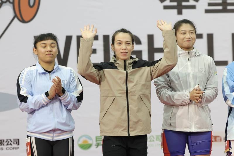 114年全國運動會在雲林登場，舉重女神郭婞淳（中）20日參賽女子組64公斤級，於介紹選手時向現場粉絲揮手致意