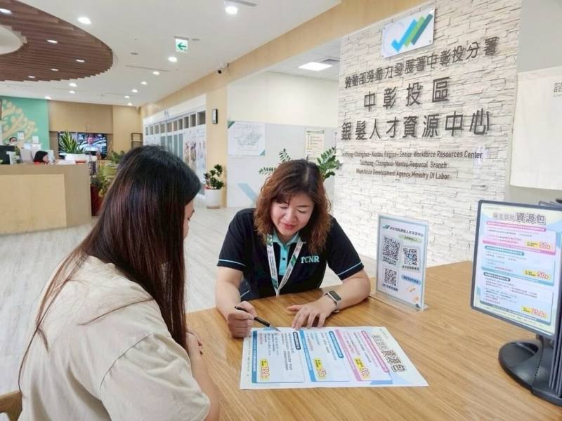 勞動部勞動力發展署推動「繼續僱用高齡者補助計畫」，歡迎企業共創世代共榮友善職場。圖為勞發署人員為企業人資講解計畫內容。（勞動部勞動力發展署中彰投分署提供）