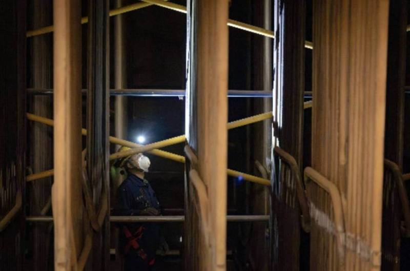 文總第57集「匠人魂」影片聚焦台電公司火力發電廠鍋爐檢修人員，一窺他們長年穿梭在狹窄管道或懸掛高空作業的身影。（文總提供）