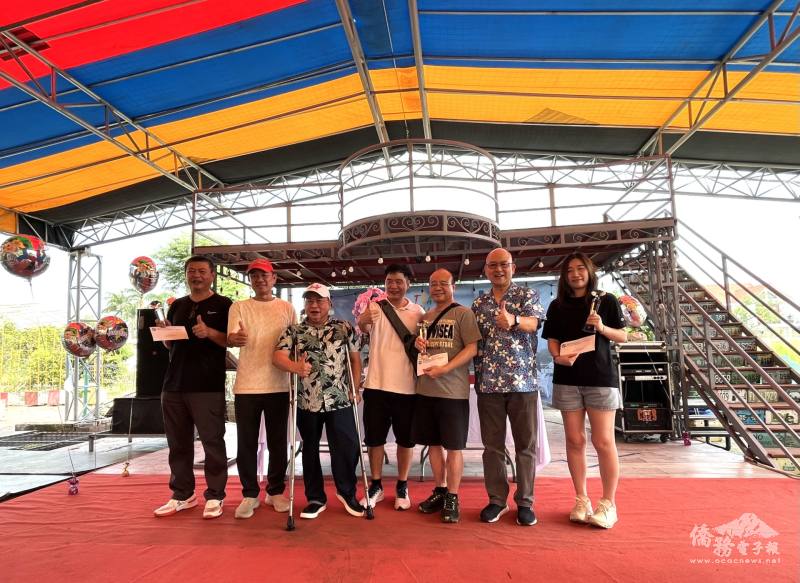 前三名得獎者與林易民（右2）、僑務諮詢委員沈憲煜（左2）及會長王坤生（左3）合影