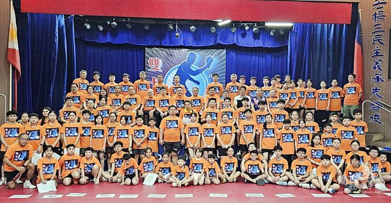 雙十盃桌球賽開幕儀式中，貴賓及各分齡選手合影