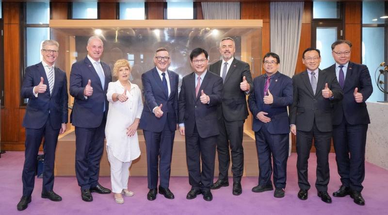 外交部長林佳龍（右五）與澳洲國會議員團眾議員喬傑納斯（Steve Georganas，左四）、眾議員契斯特（Darren Chester，右四）及參議員寇貝克（Richard Colbeck，左二）合影