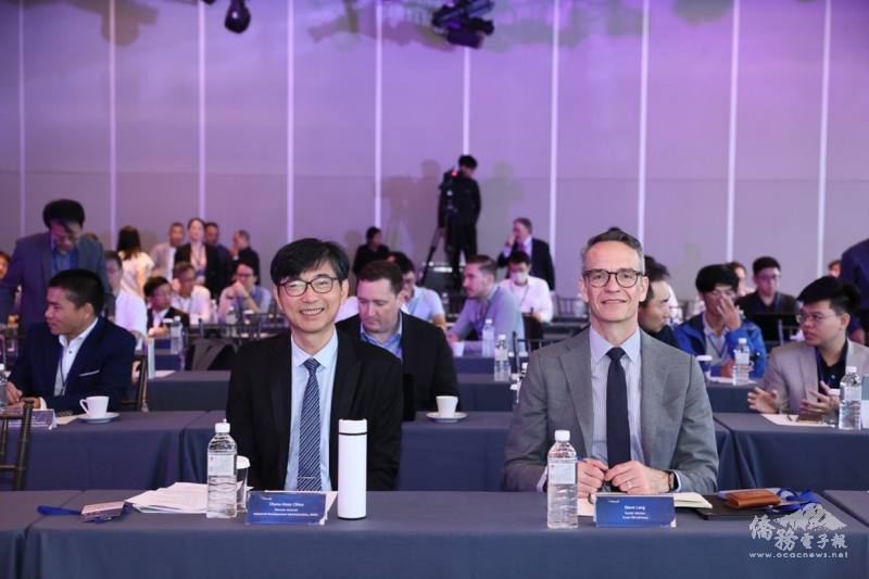 經濟部產業發展署邱求慧署長與前美國國務院通訊協調大使Steve Lang於5G Summit進行交流