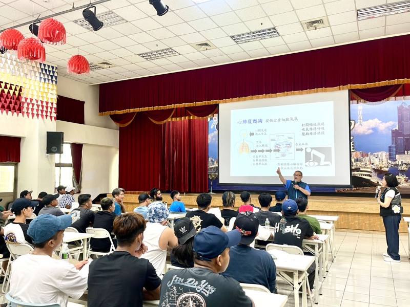 農業部漁業署與高雄榮民總醫院合作，辦理印尼語及菲律賓塔加洛語基本救命術訓練班，透過醫療團隊講解示範及讓外籍船員實際操作，熟悉基本救命術技巧