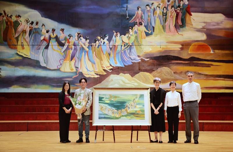 國家音樂廳舞台上管風琴護幕畫作原稿是由已故畫家郭軔所繪的「樂天啟和」，郭軔的兒子作家郭強生（左2）20日將原稿畫作贈與兩廳院典藏，兩廳院特地舉行「國家兩廳院38週年－樂天啟和贈畫記者會」，見證畫作典藏的重要時刻