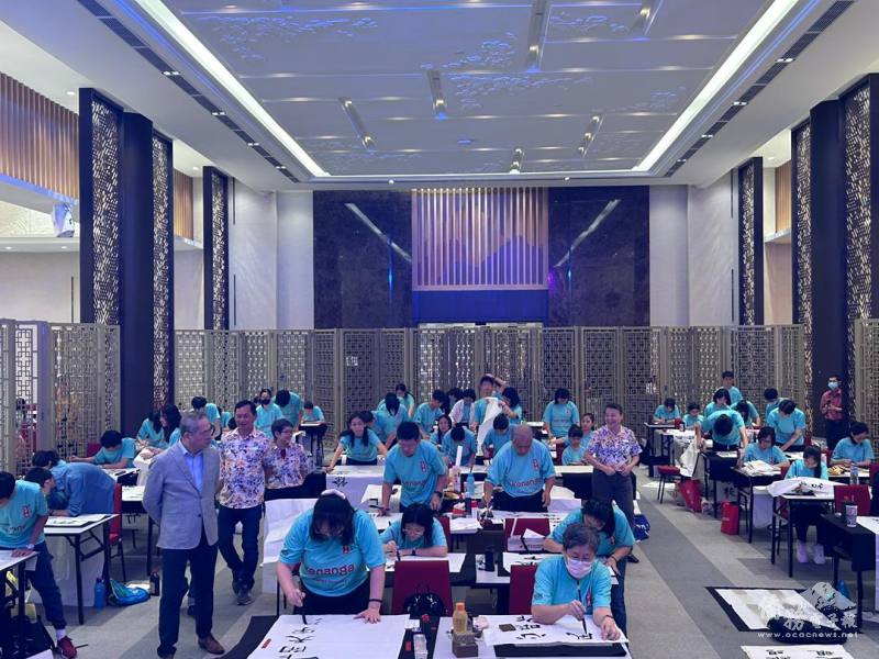 第十六屆逢甲盃全國中學正體字書法比賽總決賽，參賽者專注書寫