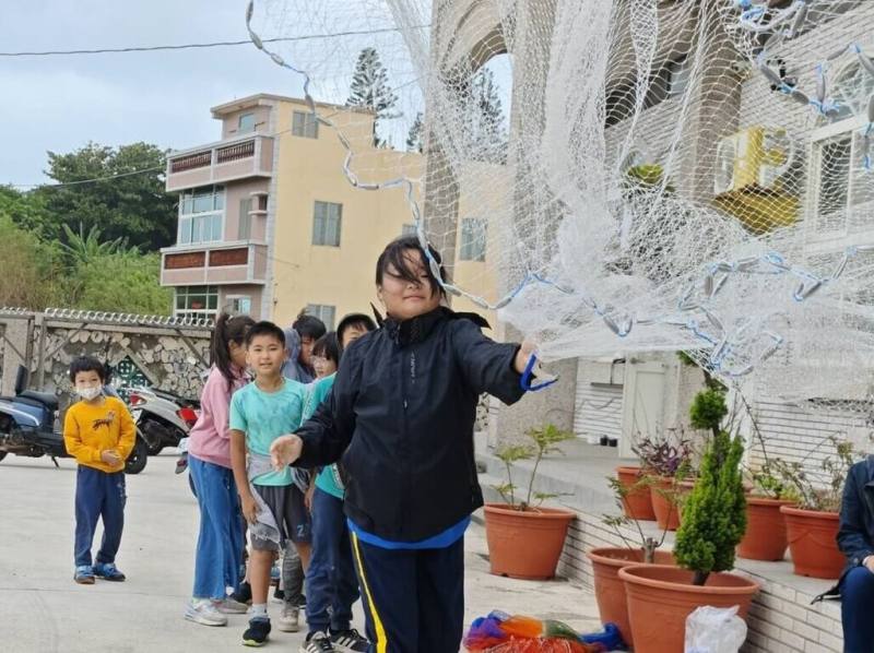 澎湖成功社區22日以「趴網」和「炒茶」等產業文化體驗，來展現社區營造成果，大小民眾熱烈參與，獲得迴響，讓這早期「靠海吃飯」的地方傳統文化產業，得以傳承延續下來。（澎湖湖西鄉公所提供）