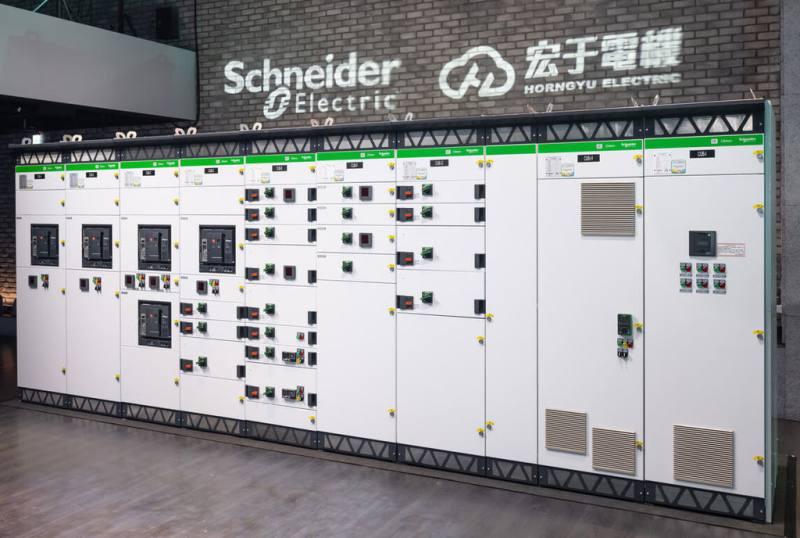 施耐德電機21日宣布，授權宏于電機「Okken授權配電盤」，將符合IEC 61439國際標準的配電設備導入台灣，協助電力基礎設施升級。（施耐德提供）