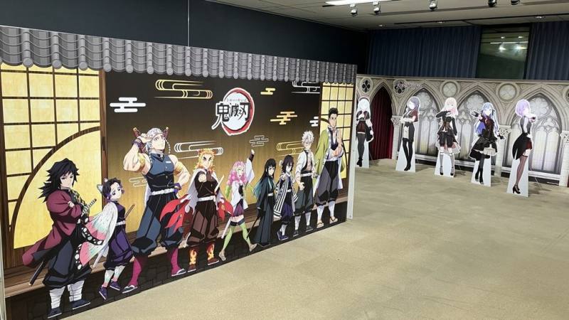 國立暨南國際大學即日起至11月20日舉辦「暨大動漫季」，包含日本知名動畫鬼滅之刃等經典場景布置（圖）、暨大繪師作品展、動漫精品展售、卡牌對戰等。（國立暨南國際大學提供）