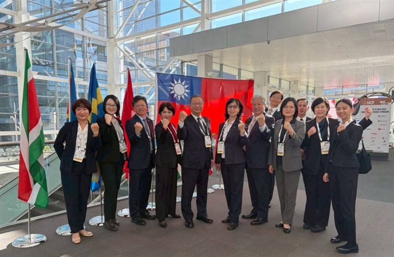 National Police Agency Deputy Director-General Liao Hsun-cheng (fifth from left) leads the Taiwanese delegation at the International Association of Chiefs of Police annual conference in Denver, United States, on Monday. Photo courtesy of the National Poli