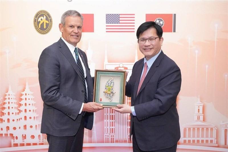 Foreign Minister Lin Chia-lung (right) presents Tennessee Governor Bill Lee with a piece of cochin pottery wall art in Taipei on Wednesday. Photo courtesy of the Ministry of Foreign Affairs Oct. 22, 2025