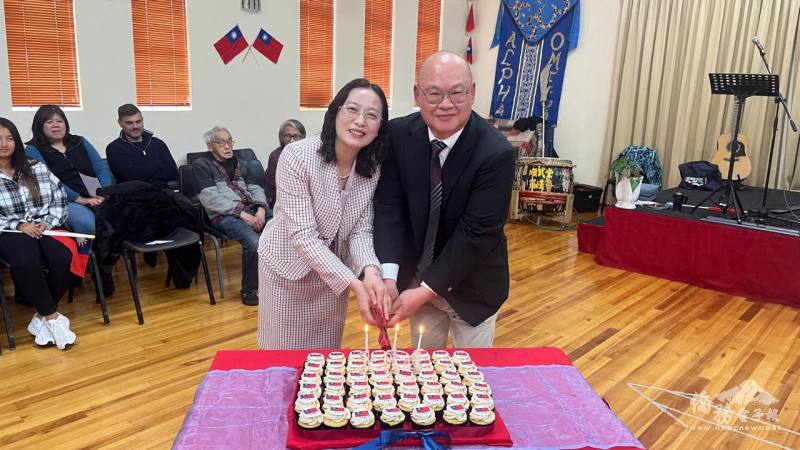 東開普省中華會館代理主席Lucian Forlee(右)與駐開普敦辦事處處長陳瑩莉(左)共切國慶蛋糕