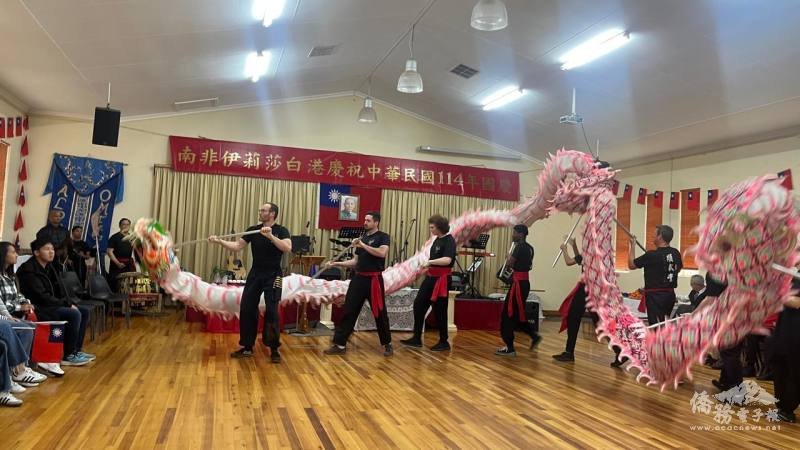 舞龍表演磅礡開場