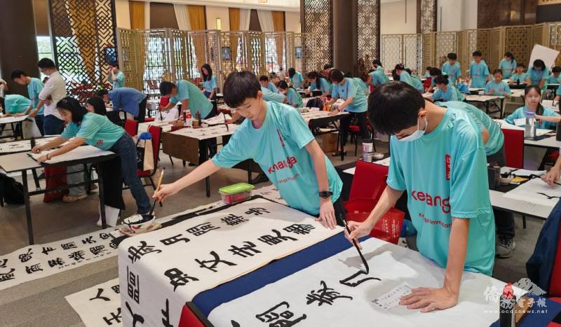 晉級決賽同學，專注揮毫爭取競賽佳績(陳秋成提供)