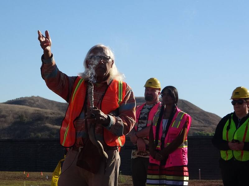 洛杉磯「華立斯．安納伯格野生通道」（Wallis Annenberg Wildlife Crossing）21日舉行植披種植儀式，依循美洲原住民傳統祈福。