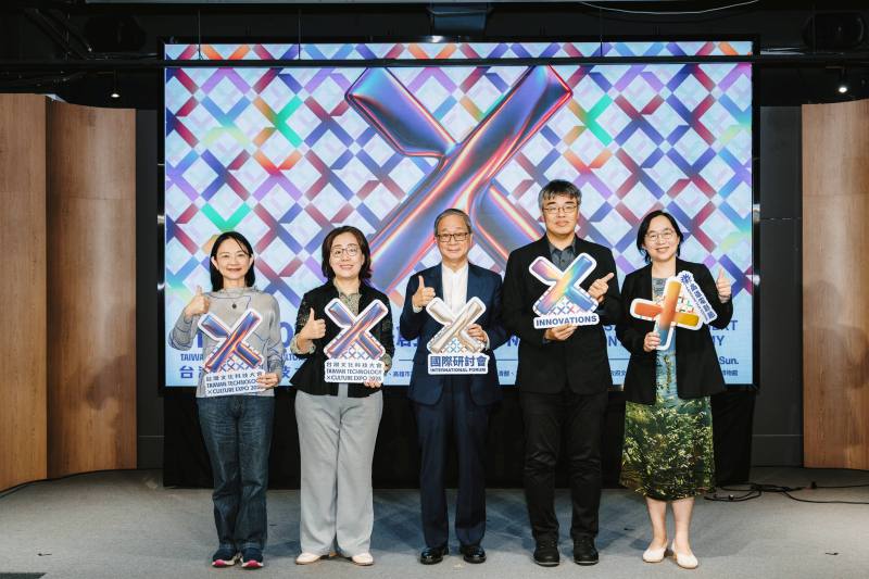 文化內容策進院副院長張文櫻（左起）、文化內容策進院董事長王時思、文化部長李遠、高雄市副市長李懷仁及數位發展部政務次長侯宜秀，共同出席國際研討會。