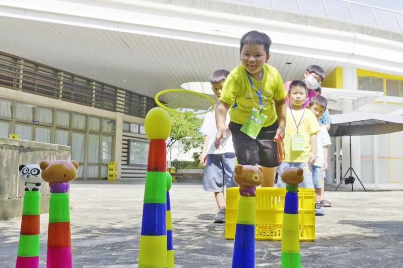 「SDGs循環生活體驗活動」結合大地藝術遊戲、五感導覽與自然觀察等互動體驗，引導孩子在遊戲與藝術中感受土地與環境的連結
