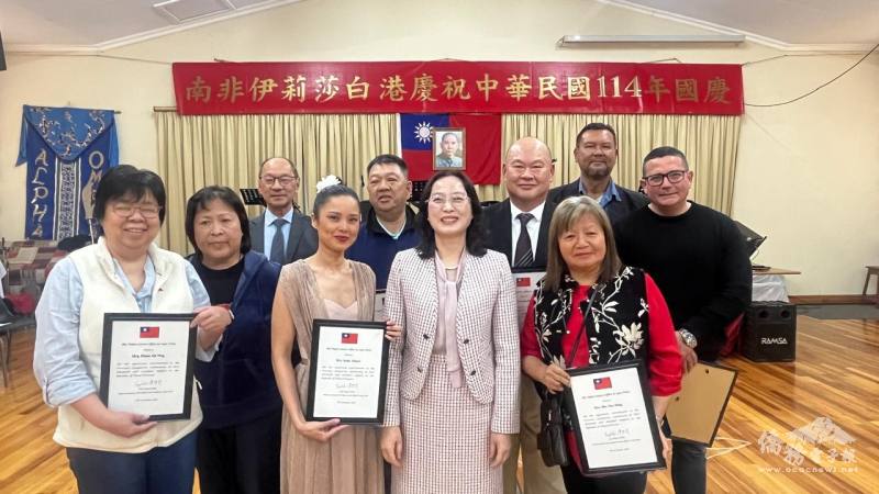 陳瑩莉頒發感謝狀予會館滿任主席葉憲偉等9位理事會成員