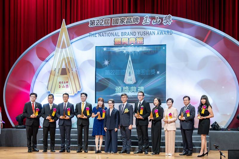 副總統一一頒發國家品牌玉山獎「傑出企業類」予得獎企業