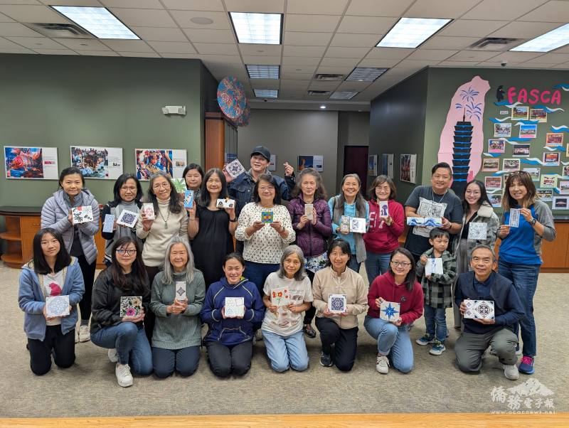 學員們展示「 臺灣彩磚文化研習班」的學習成果，二排左四為老師林雅玲