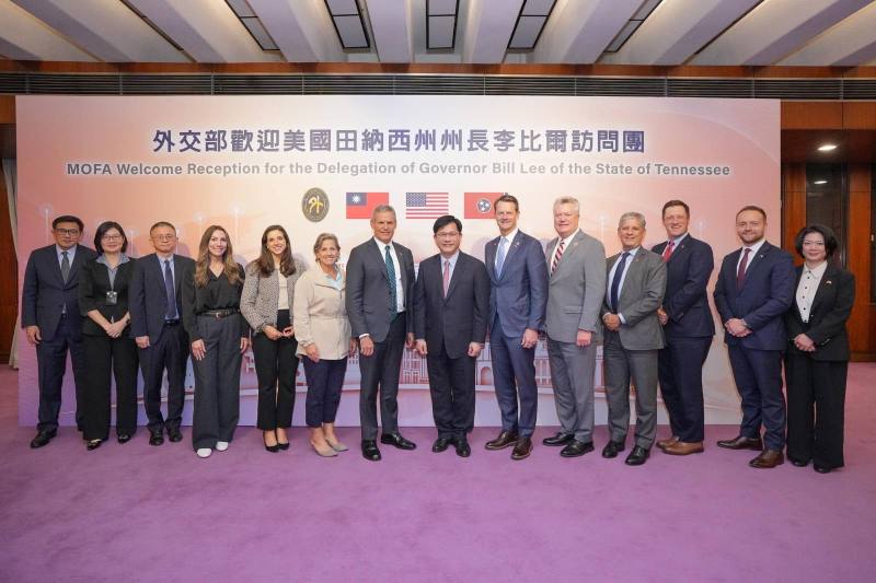 外交部長林佳龍（右七）款宴美國田納西州州長李比爾（Bill Lee，左七）訪問團