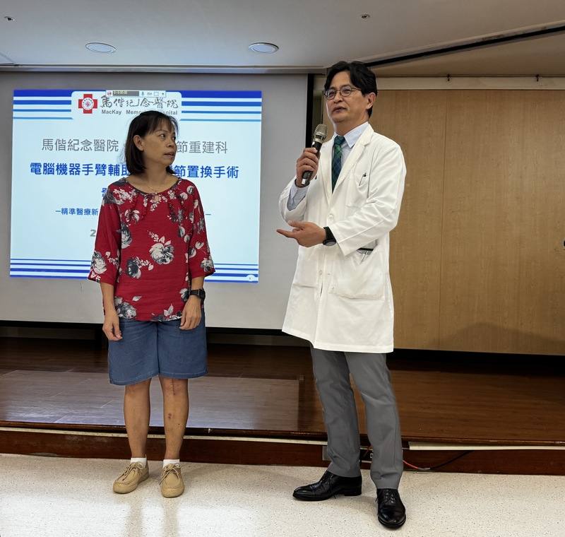 60多歲盧女士（左）多年來飽受膝蓋不適困擾，22日在馬偕醫院記者會上，秀出接受AI機械手臂輔助手術後的膝蓋，開心表示術後2週恢復良好，又可以運動了。