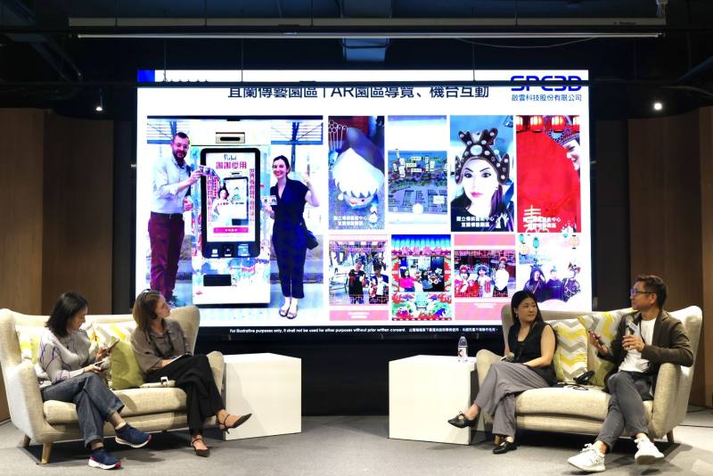 2025 TTXC於22日舉辦國際研討會，首場會議以「文化科技新視野：產業生態X全球對話」為題，邀請商業發展顧問公司Espere創辦人Ida KYMMER（左2）、啟雲科技創辦人丘立全（右1）、HTC VIVE Arts總監葉心宇（右2）對談，文化內容策進院副院長張文櫻（左1）主持。