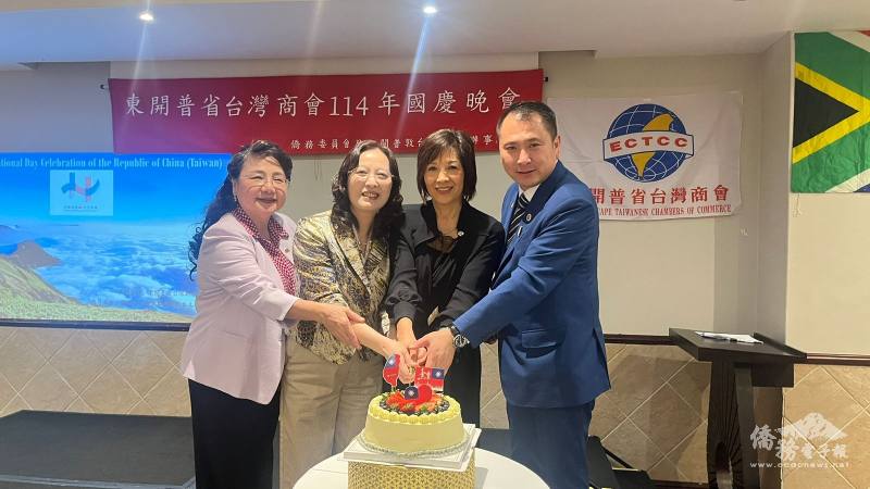 貴賓共切蛋糕慶祝中華民國臺灣114年生日快樂