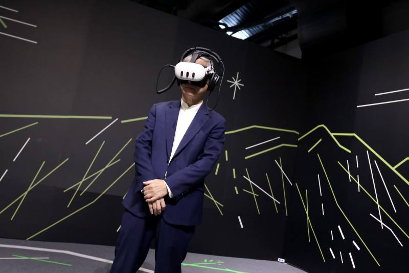 文化部長李遠參觀「XR DREAMLAND」展區，體驗由陳芯宜執導、改編自作家吳明益小說、獲2025威尼斯影展沉浸式單元大獎的VR作品《雲在兩千米》。