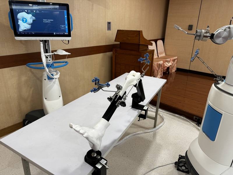 關節用久了難免退化，換人工關節是選項之一，馬偕醫院導入AI機械手臂輔助手術技術，可縮小傷口同時精準切割，降低出血與疼痛，恢復快、併發症更少。