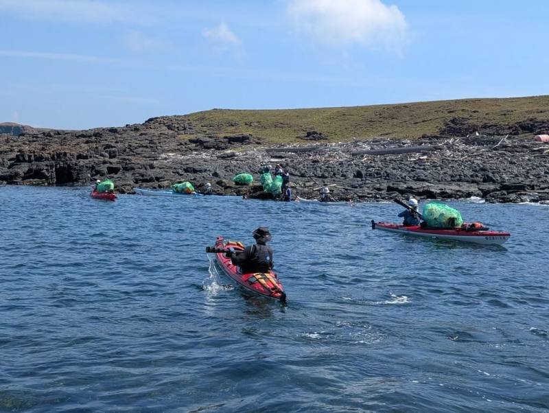 澎湖南方四島獨木舟淨海活動日前於國慶連假期間舉行，特別鎖定西吉嶼及鋤頭嶼，以獨木舟作為主要運具，發揮其靈活與機動特性，在潮間帶及淺礁區輕鬆靠岸進行海漂垃圾清除工作。（海洋國家公園管理處提供）