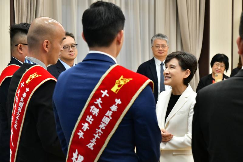 行政院副院長鄭麗君接見國際青年商會中華民國總會「第63屆十大傑出青年當選人」一行