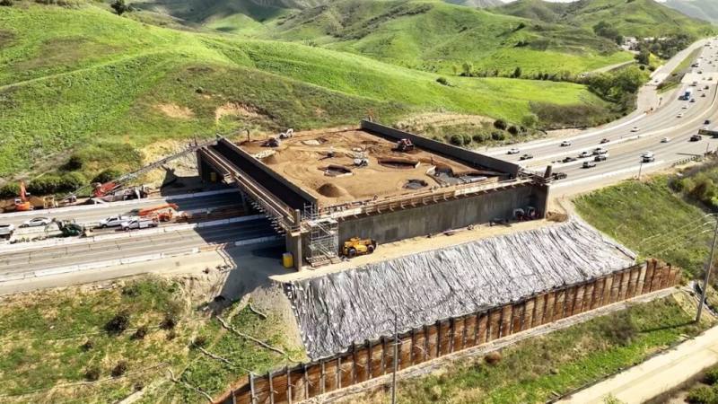 圖為安納伯格基金會4月公布生態天橋興建照片。（圖取自facebook.com/annenberg）