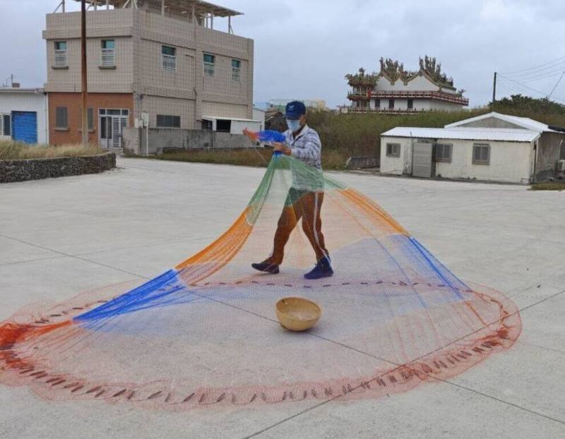 澎湖成功社區22日以「趴網」和「炒茶」等產業文化體驗，來展現社區營造成果，大小民眾熱烈參與，獲得迴響，讓這早期「靠海吃飯」的地方傳統文化產業，得以傳承延續下來。（澎湖湖西鄉公所提供）