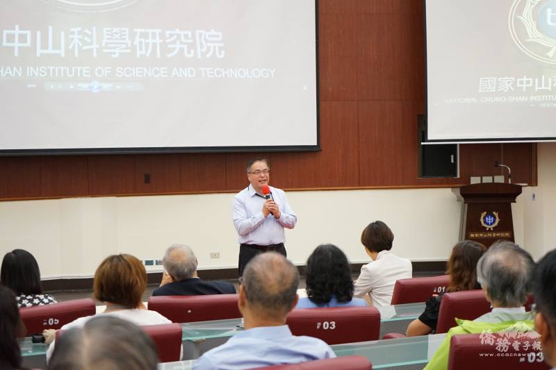 中山科學研究院公關主任胡萬鵬代表接待僑務委員一行