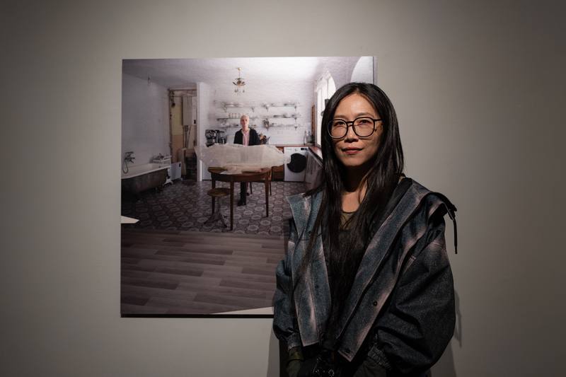 藝術家何孟娟近期在烏克蘭舉辦「未來之前」攝影展，以影像紀錄15位烏克蘭女性藝術家在戰爭下的生命經驗。圖為何孟娟與藝術家布里雅尼克的肖像，布里雅尼克因入住藝術村被迫使用俄語感到強烈壓力，一夜白頭